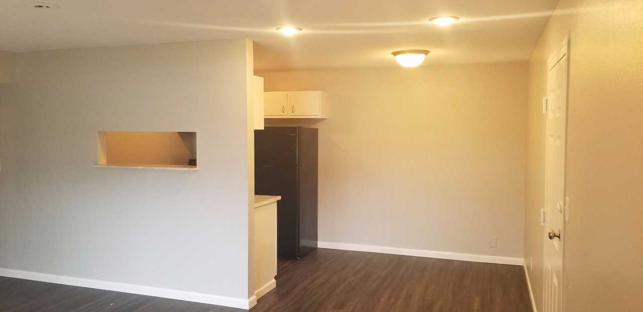 1010 E Elm St - Photo 2 of 12