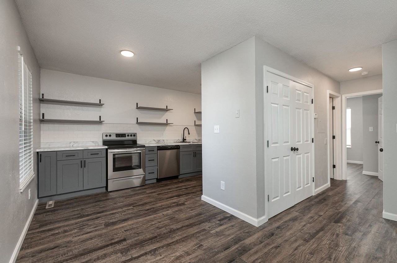 1147 East Elm Street - Photo 2 of 7