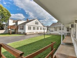 featured image of 1009 E Walnut St