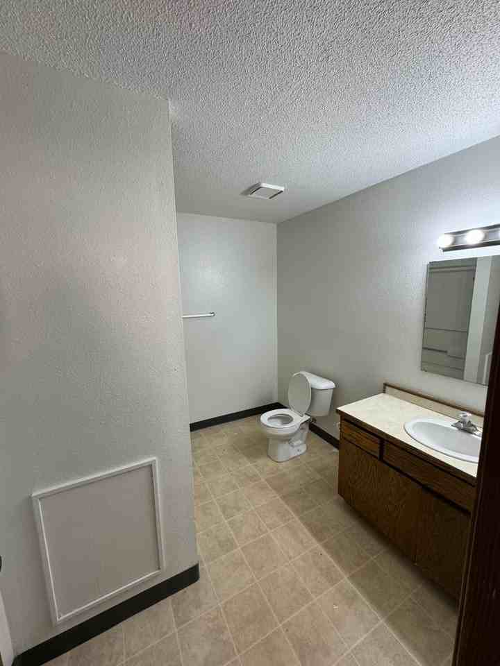 402 2nd Ave Nw #104 - Photo 5 of 8