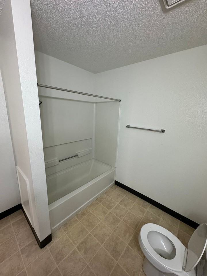 402 2nd Ave Nw #104 - Photo 6 of 8