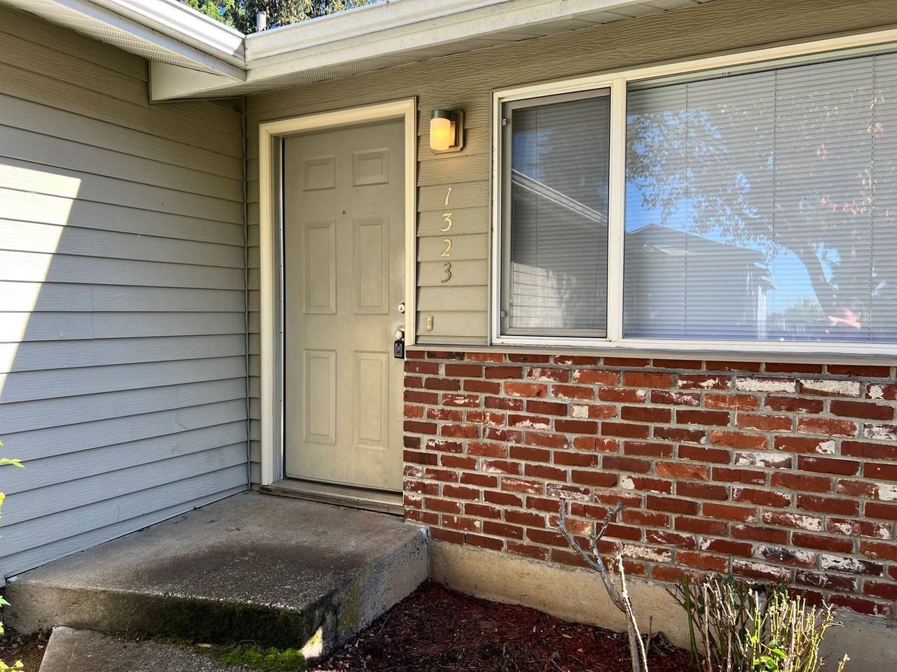 1325 Z St - Photo 3 of 20