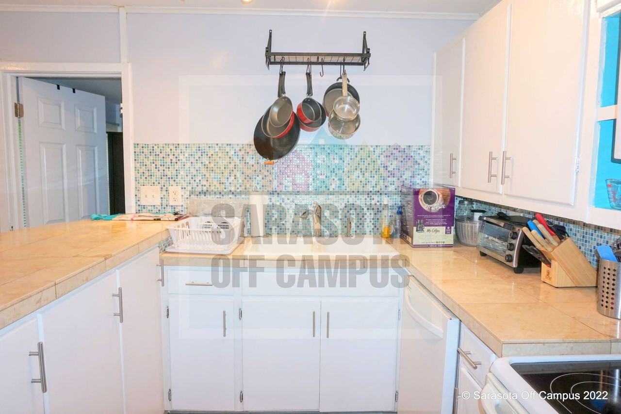 4026 Royal Palm Ave - Photo 3 of 50