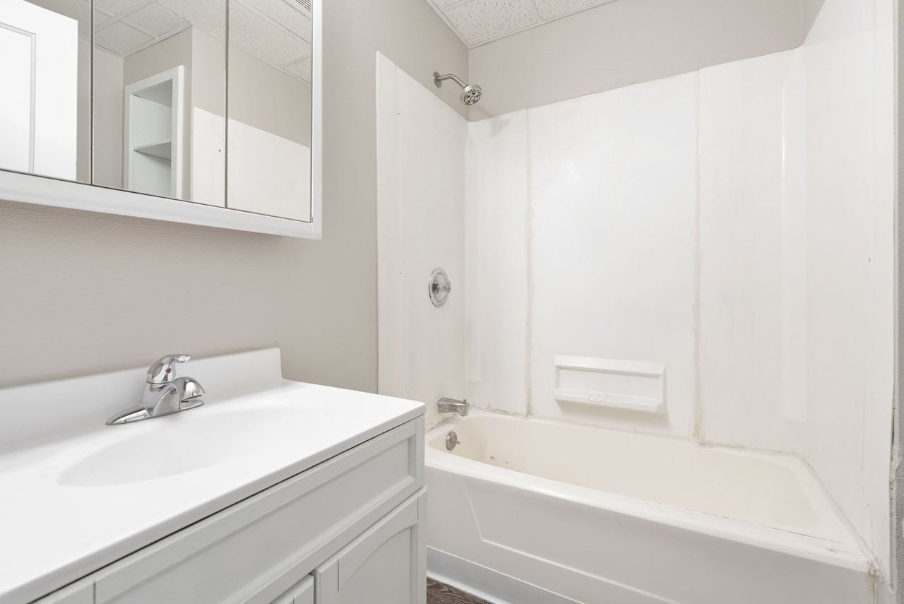 2022 1/2 College St - Photo 4 of 9