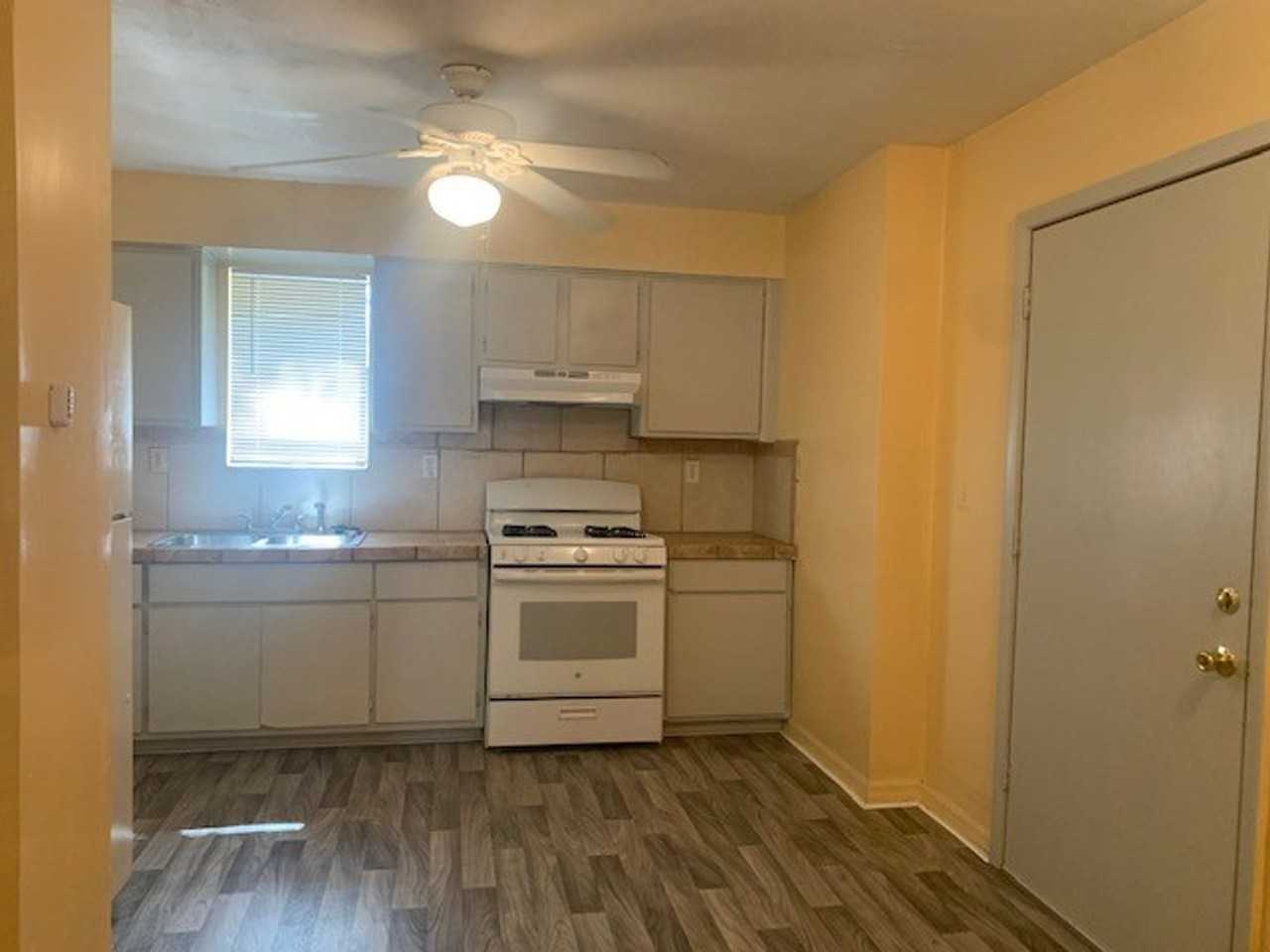 304 Hickory St - Photo 3 of 11