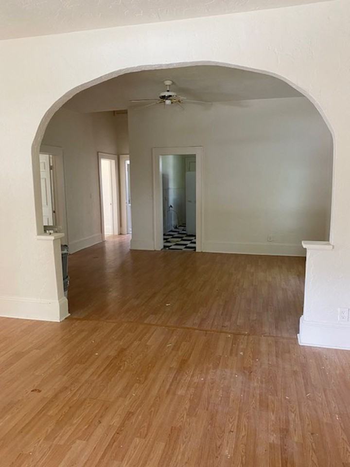 512 Se 2nd St - Photo 2 of 8