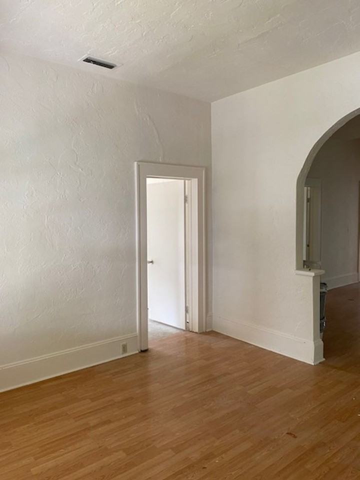 512 Se 2nd St - Photo 3 of 8