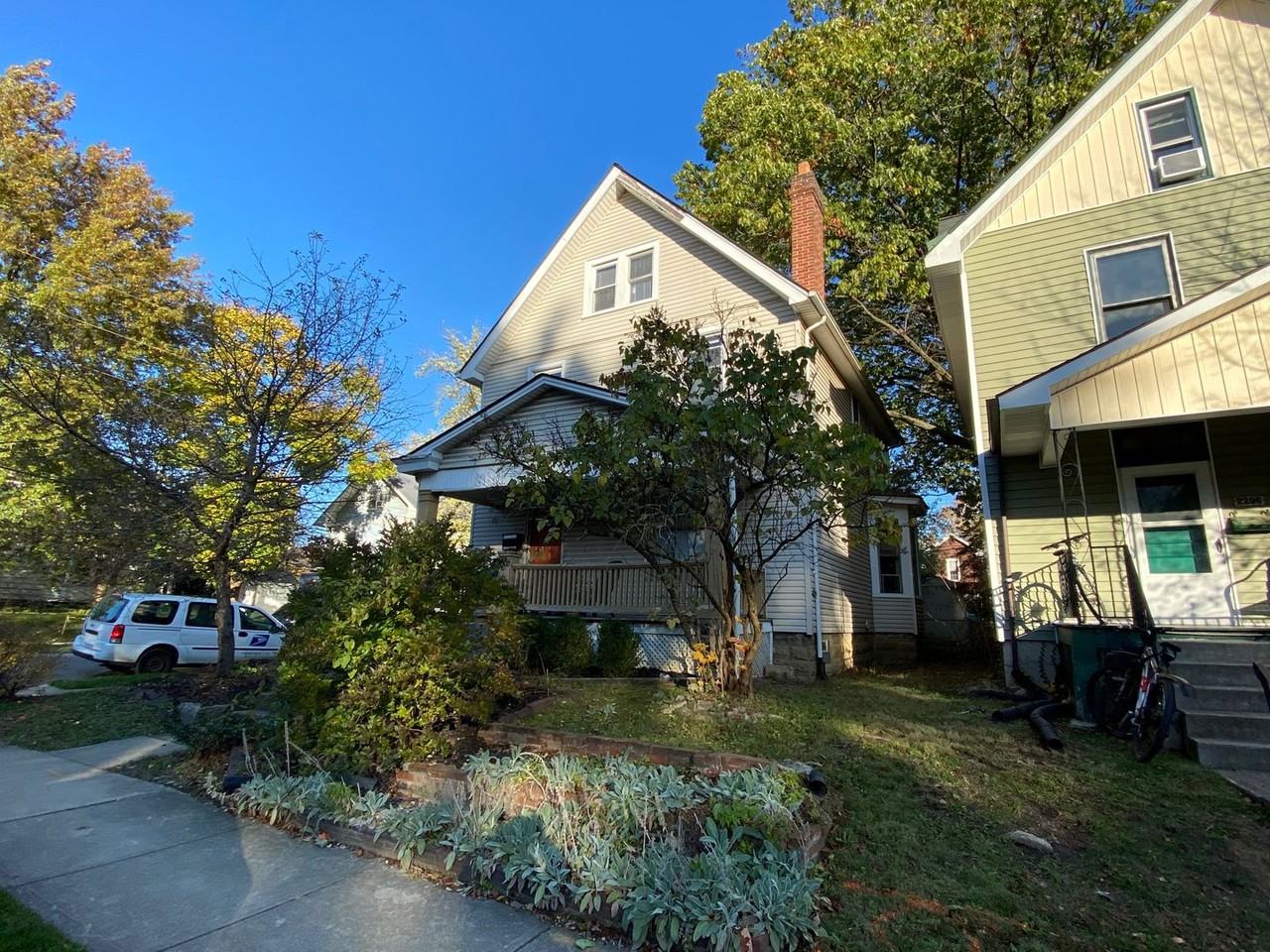 2300 Indianola Ave - Photo 2 of 17