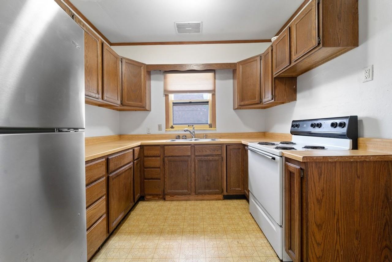 513 W 22nd St - Photo 4 of 17