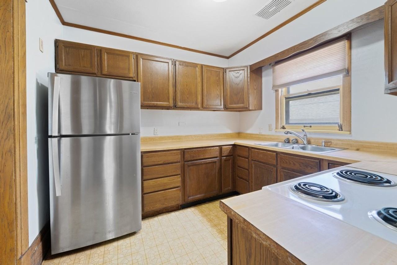 513 W 22nd St - Photo 5 of 17