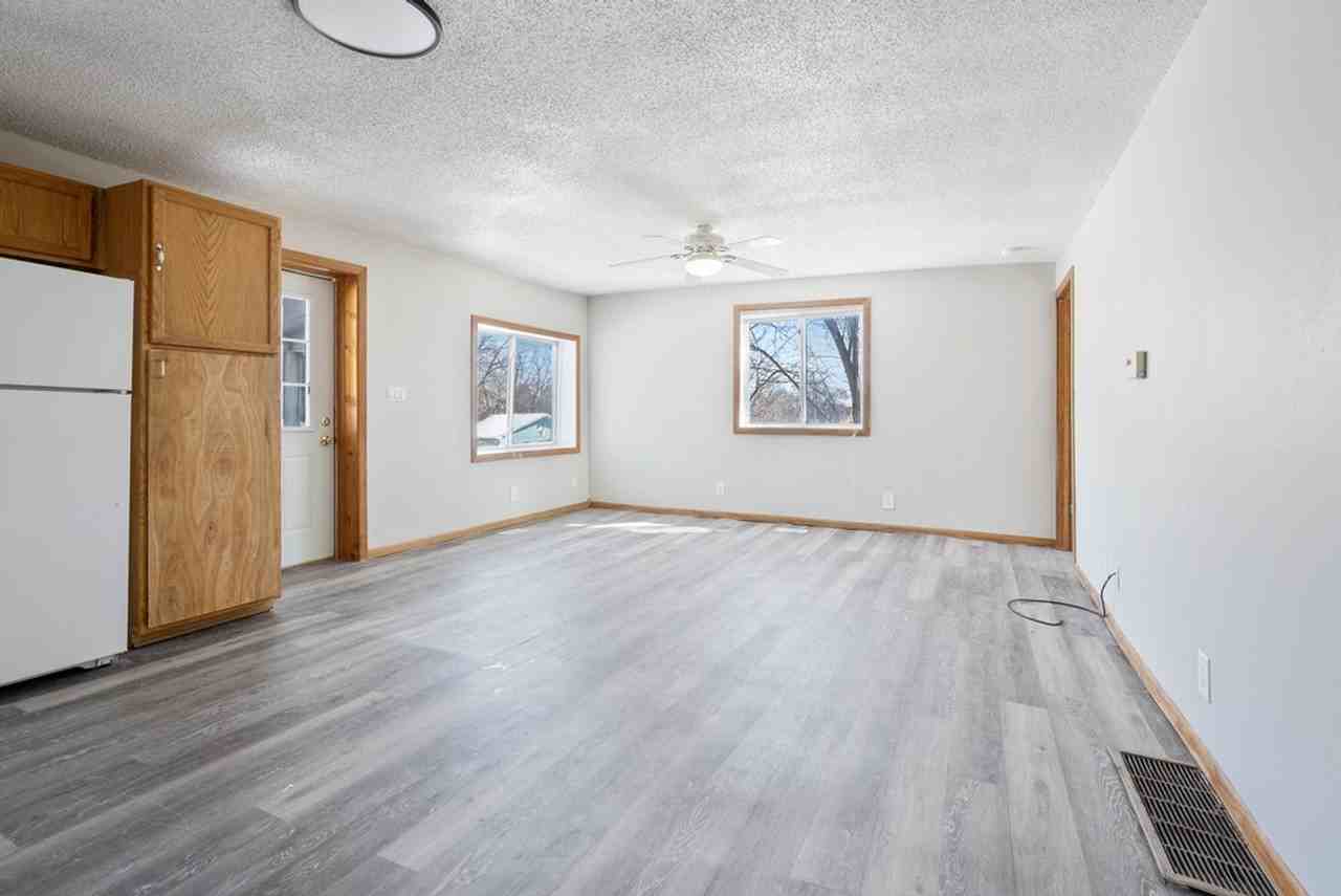 724 W 1st St - Photo 6 of 12