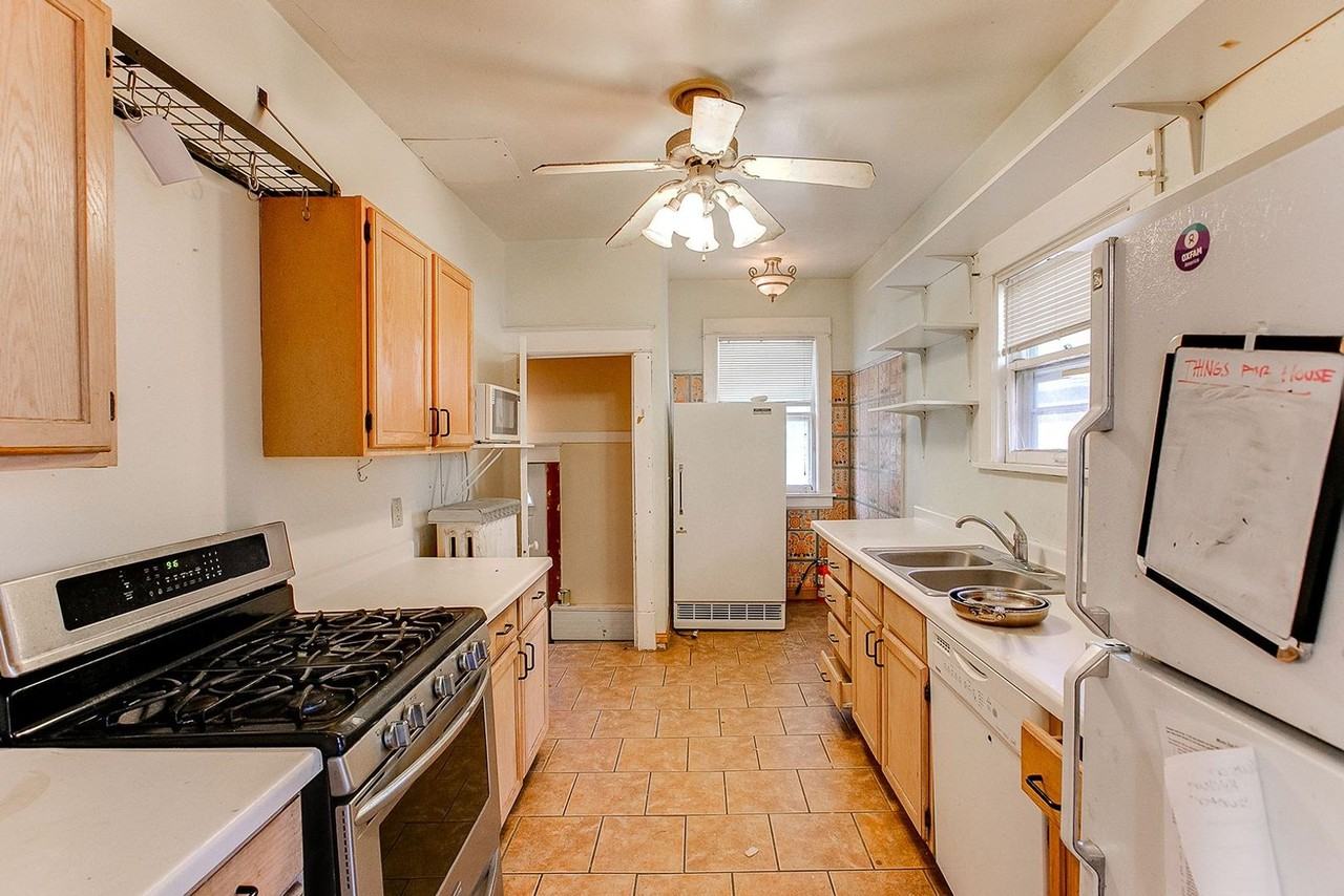 1660 Hewitt Ave - Photo 5 of 10