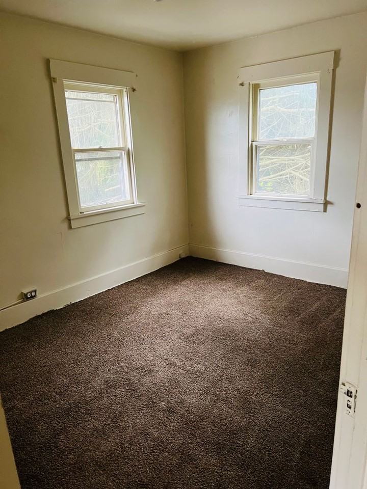 341 Russell St - Photo 2 of 7