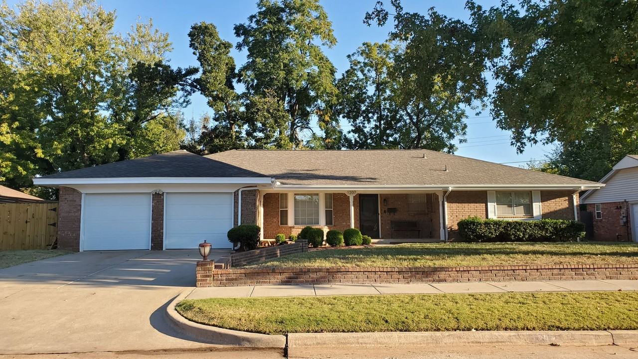 1207 Greenbriar Court - Photo 2 of 27