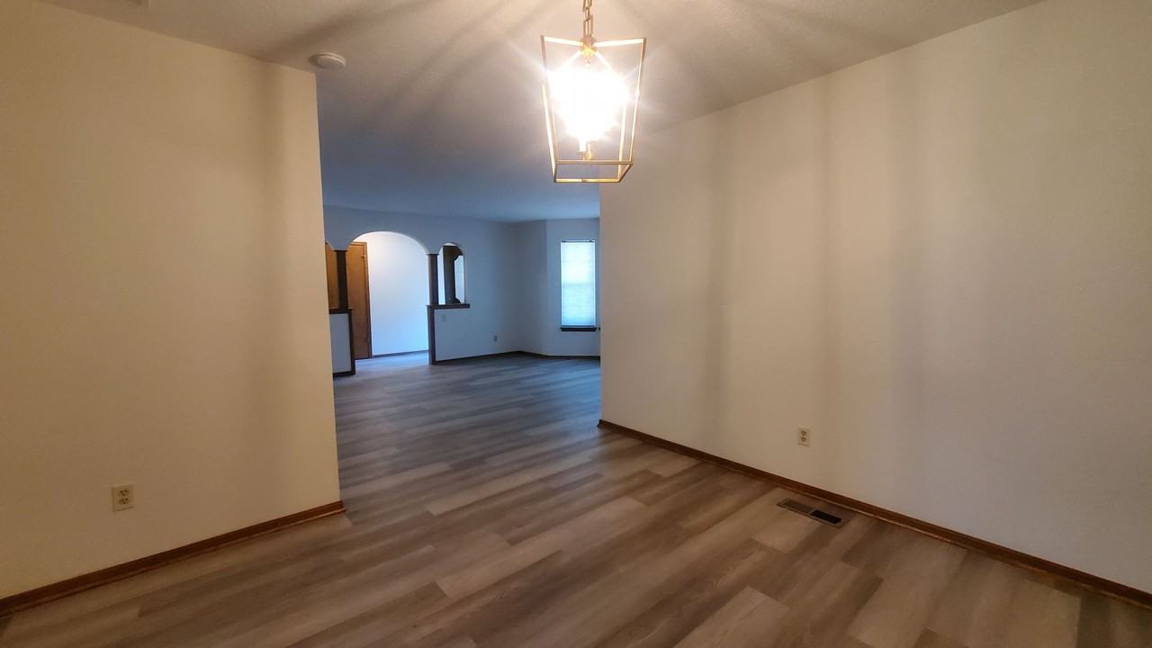 1207 Greenbriar Court - Photo 3 of 27