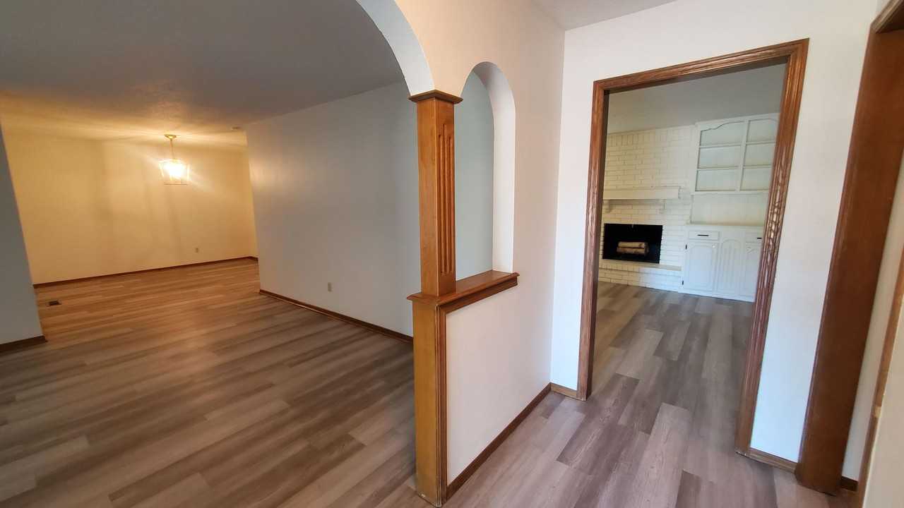 1207 Greenbriar Court - Photo 7 of 27