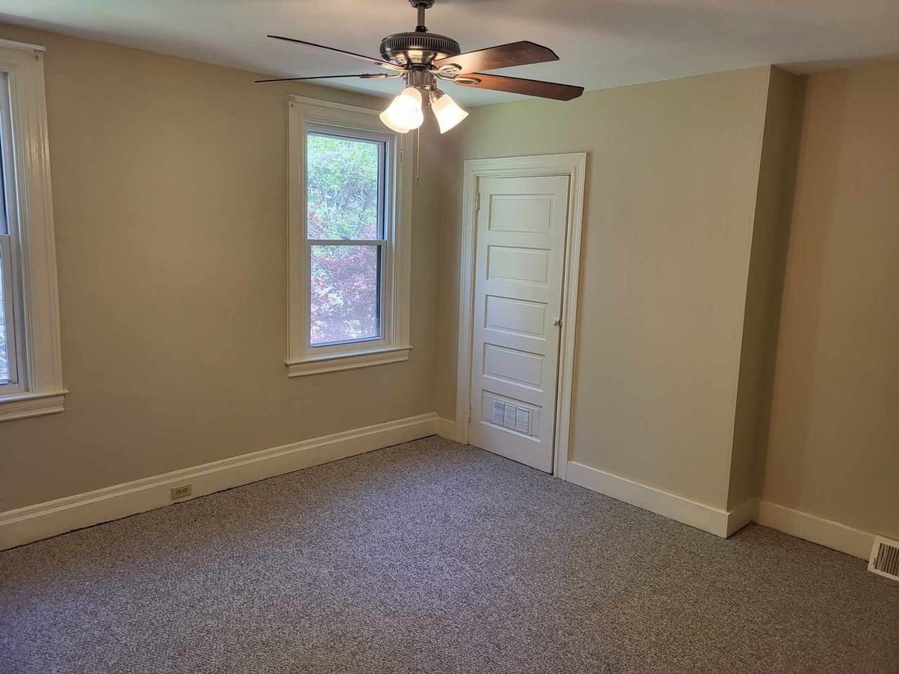 228 Venture St - Photo 2 of 9