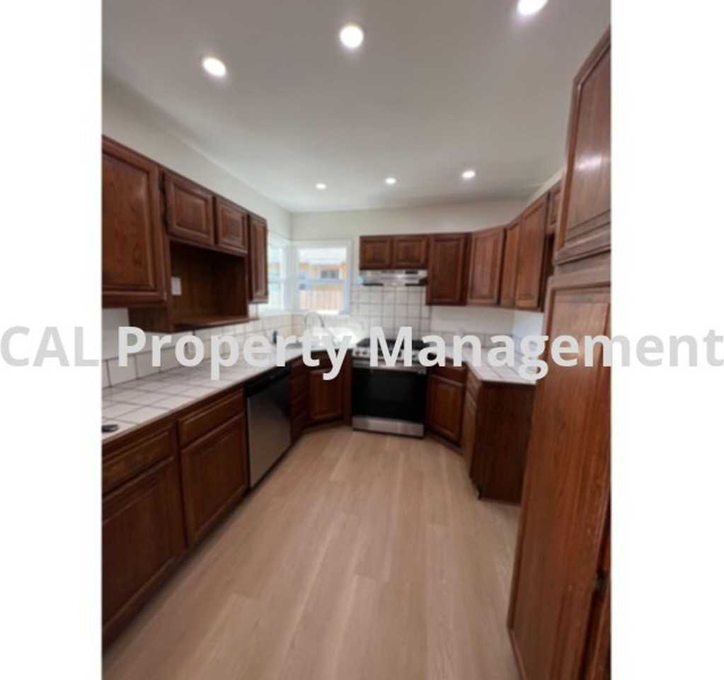 2125 N Screenland Dr - Photo 2 of 22