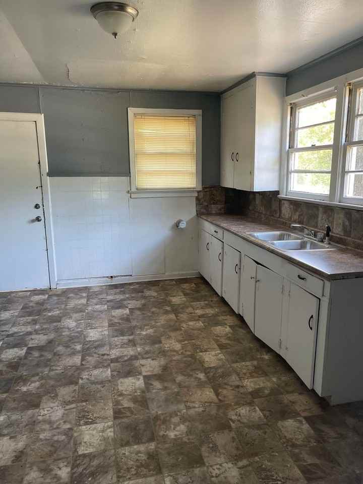 331 W 77th St - Photo 3 of 5