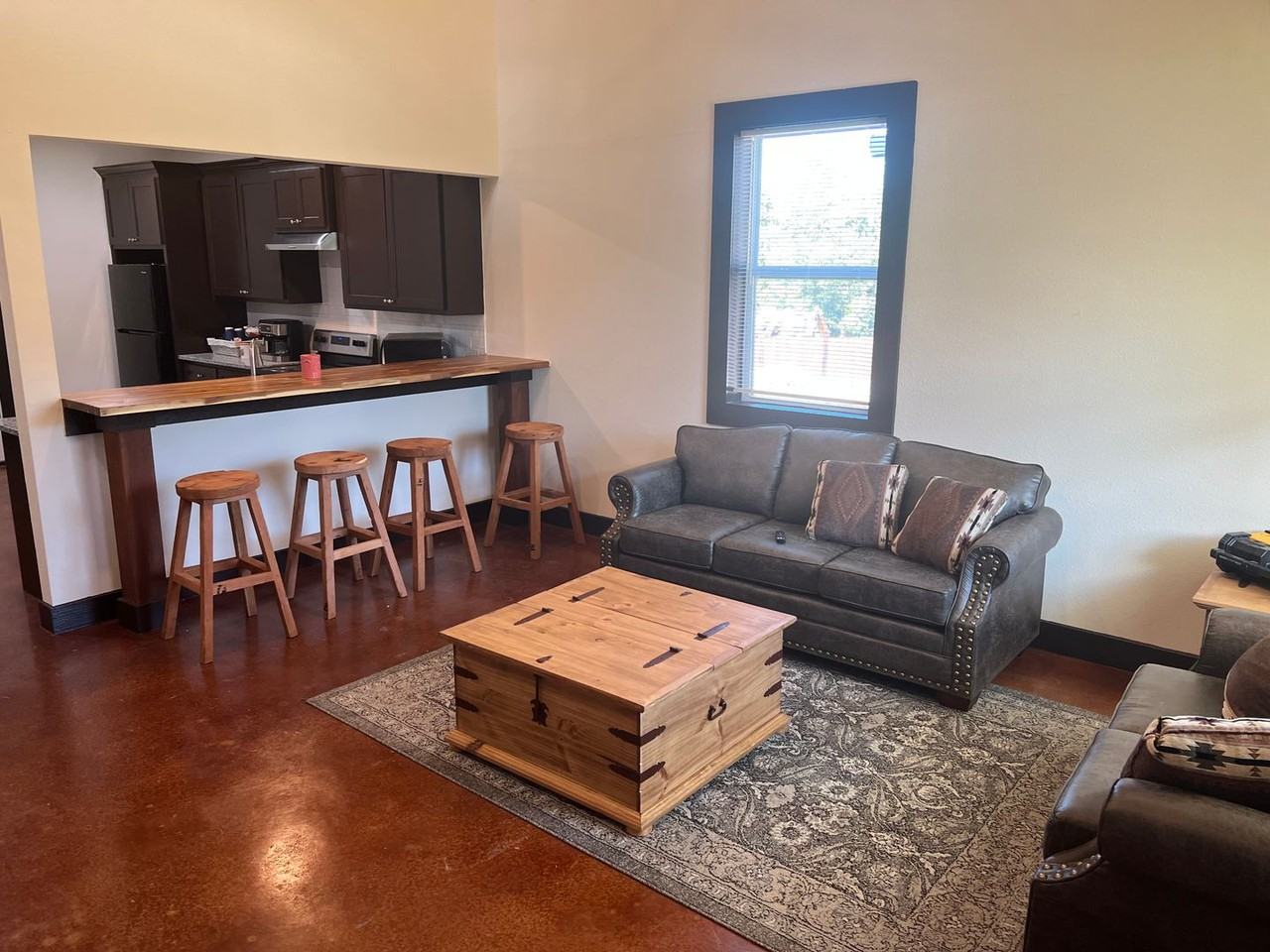 1055 Deer Ln - Photo 2 of 8