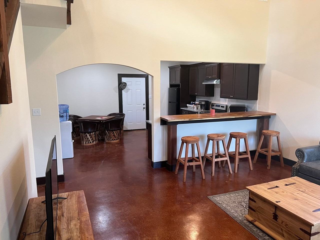 1055 Deer Ln - Photo 3 of 8