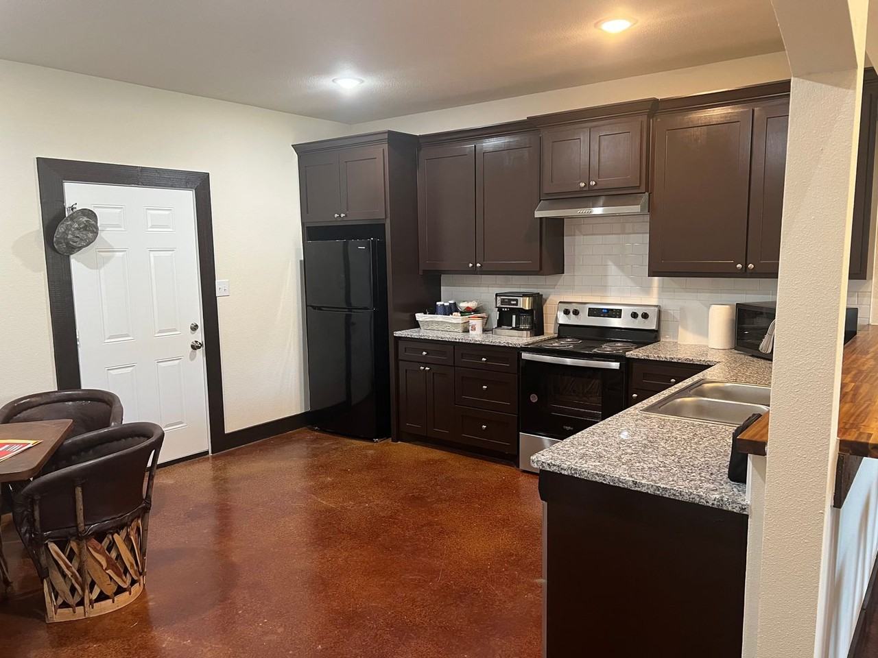 1055 Deer Ln - Photo 4 of 8