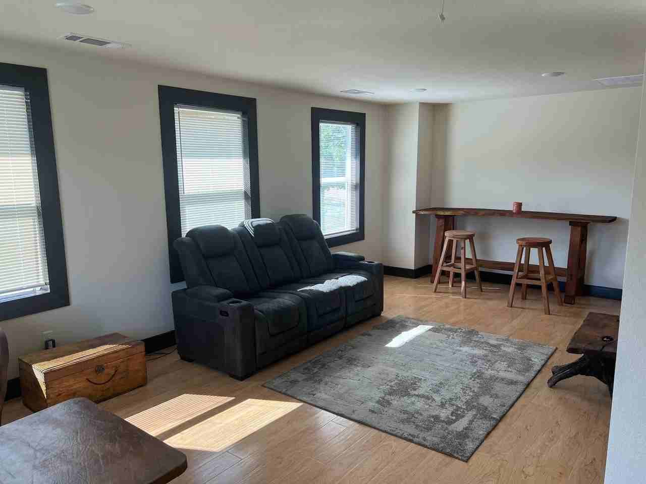 1055 Deer Ln - Photo 7 of 8