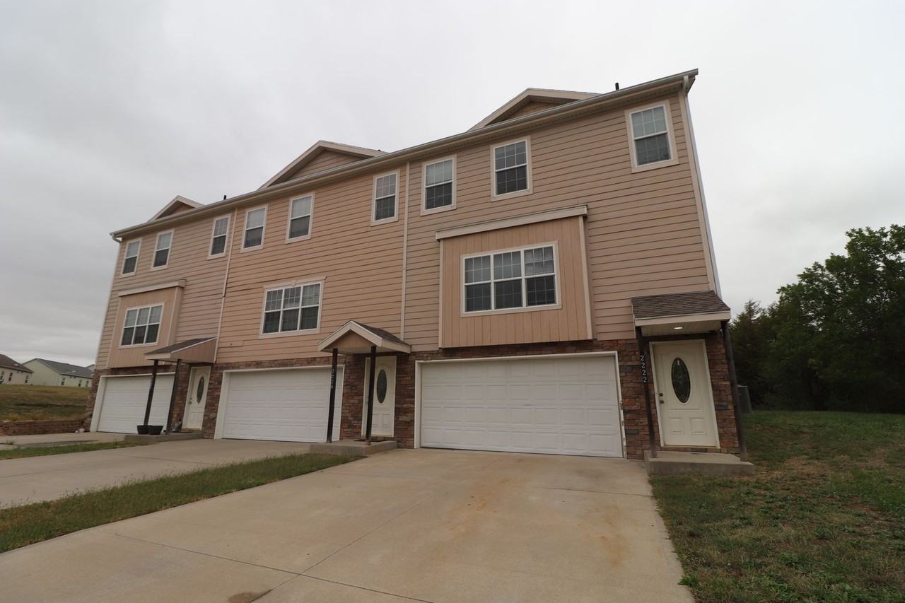 2222 Thompson Dr - Photo 2 of 25