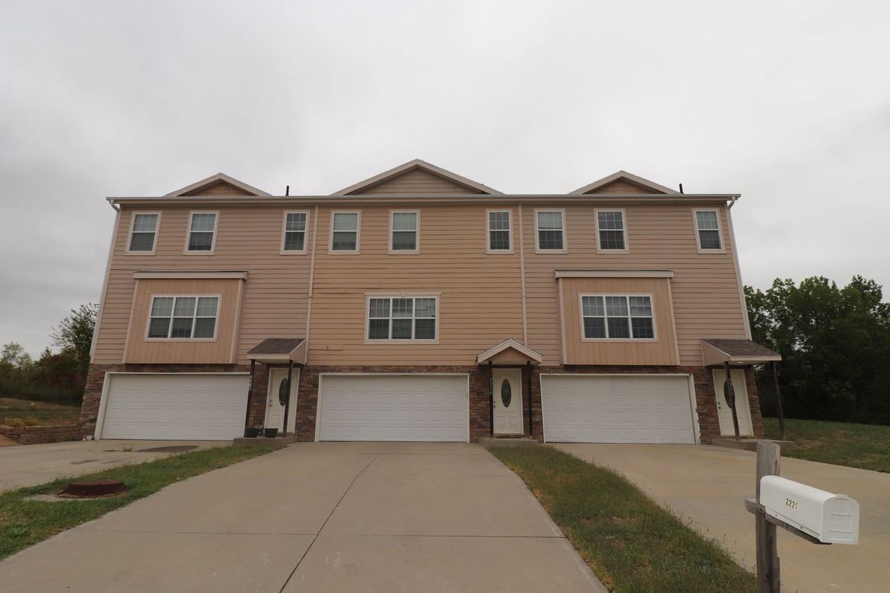 2222 Thompson Dr - Photo 3 of 25