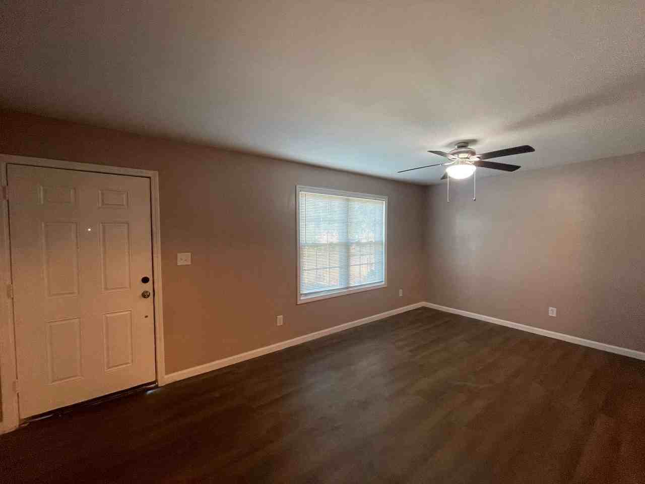 911 W Scott St - Photo 2 of 18