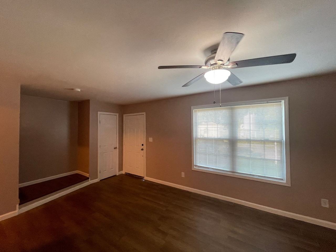 911 W Scott St - Photo 3 of 18