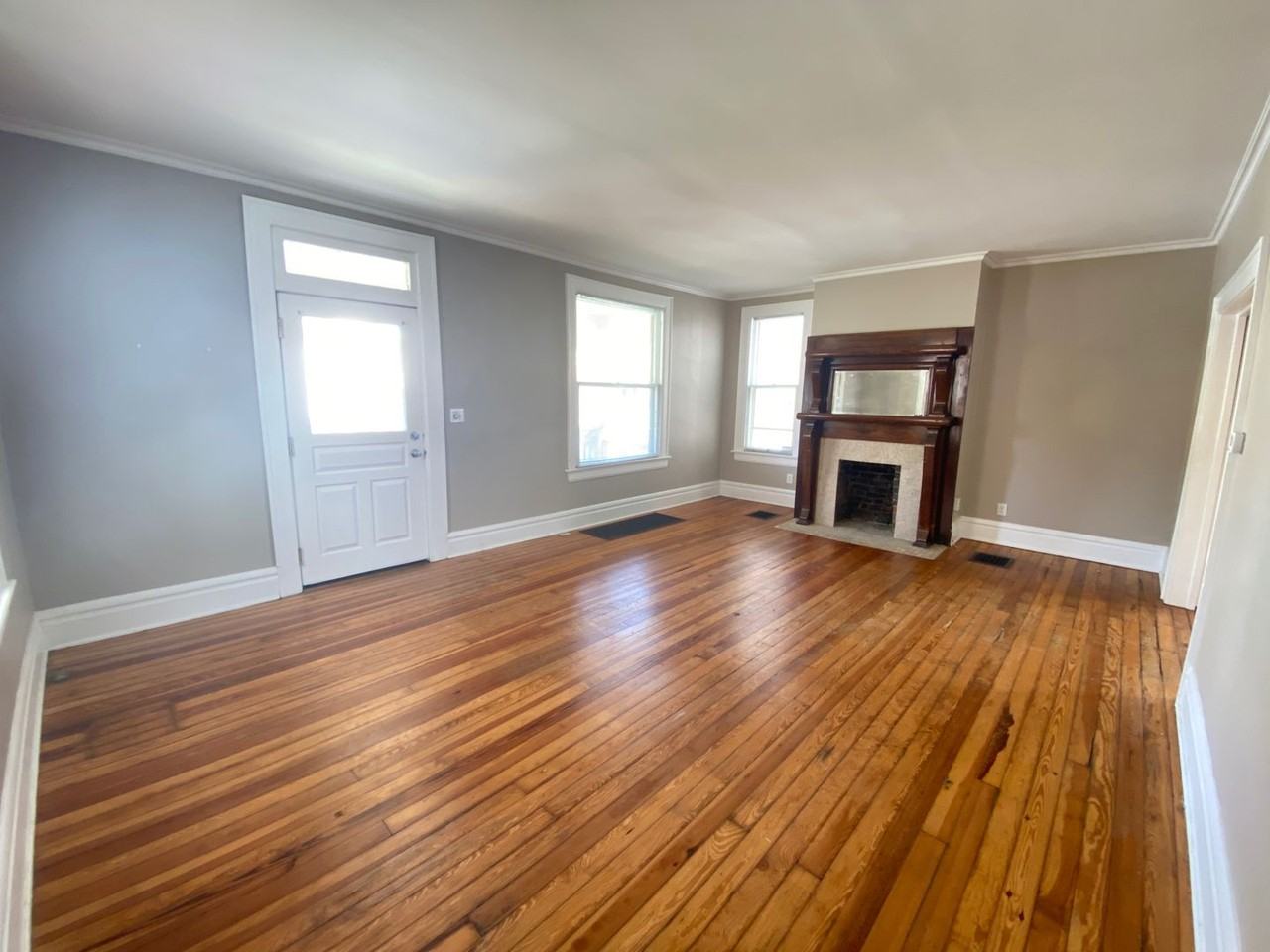 1096 Summit St - Photo 2 of 20