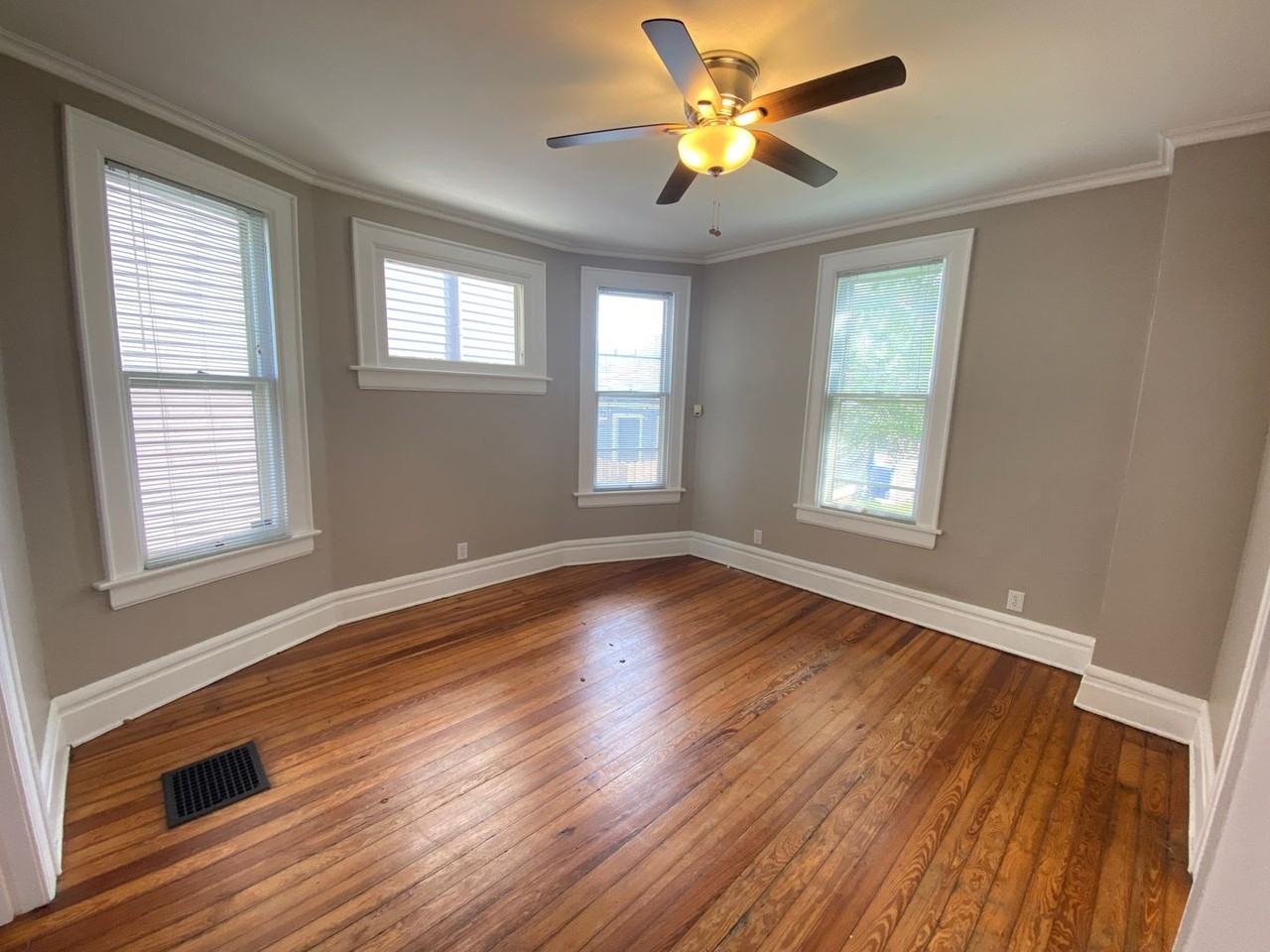 1096 Summit St - Photo 3 of 20