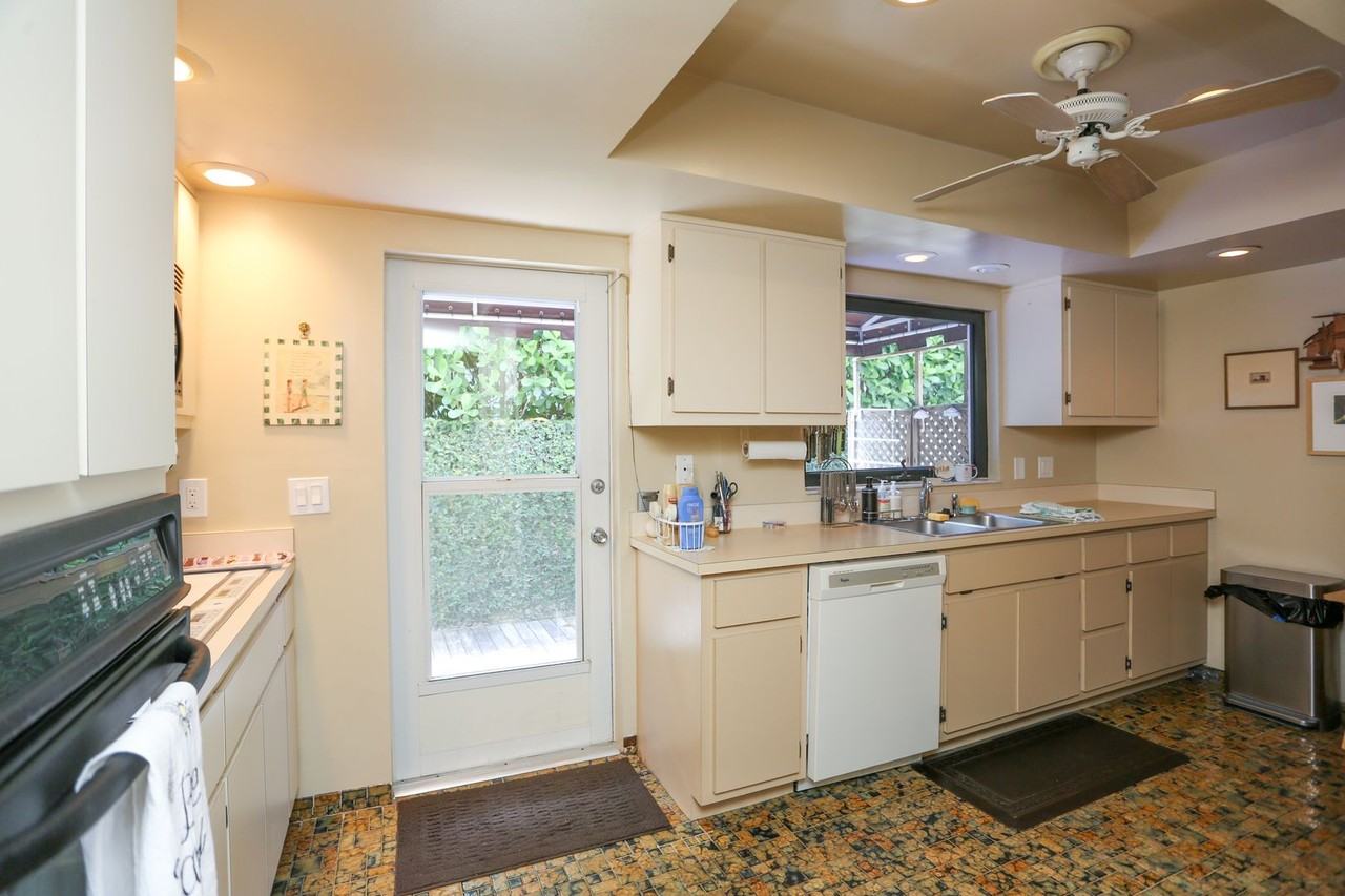 550 3rd Ave N - Photo 4 of 26