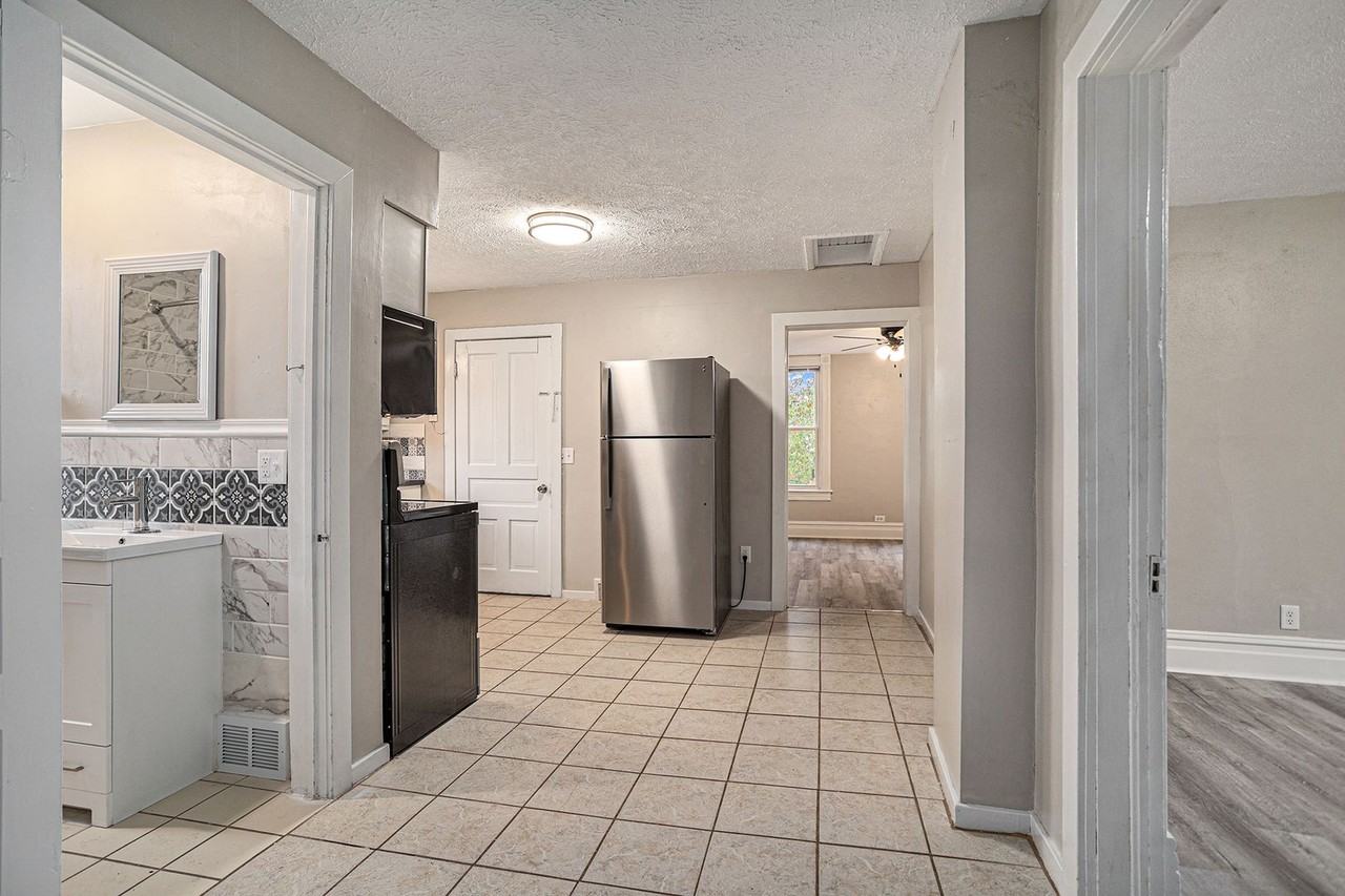 1701 S Park St - Photo 3 of 17