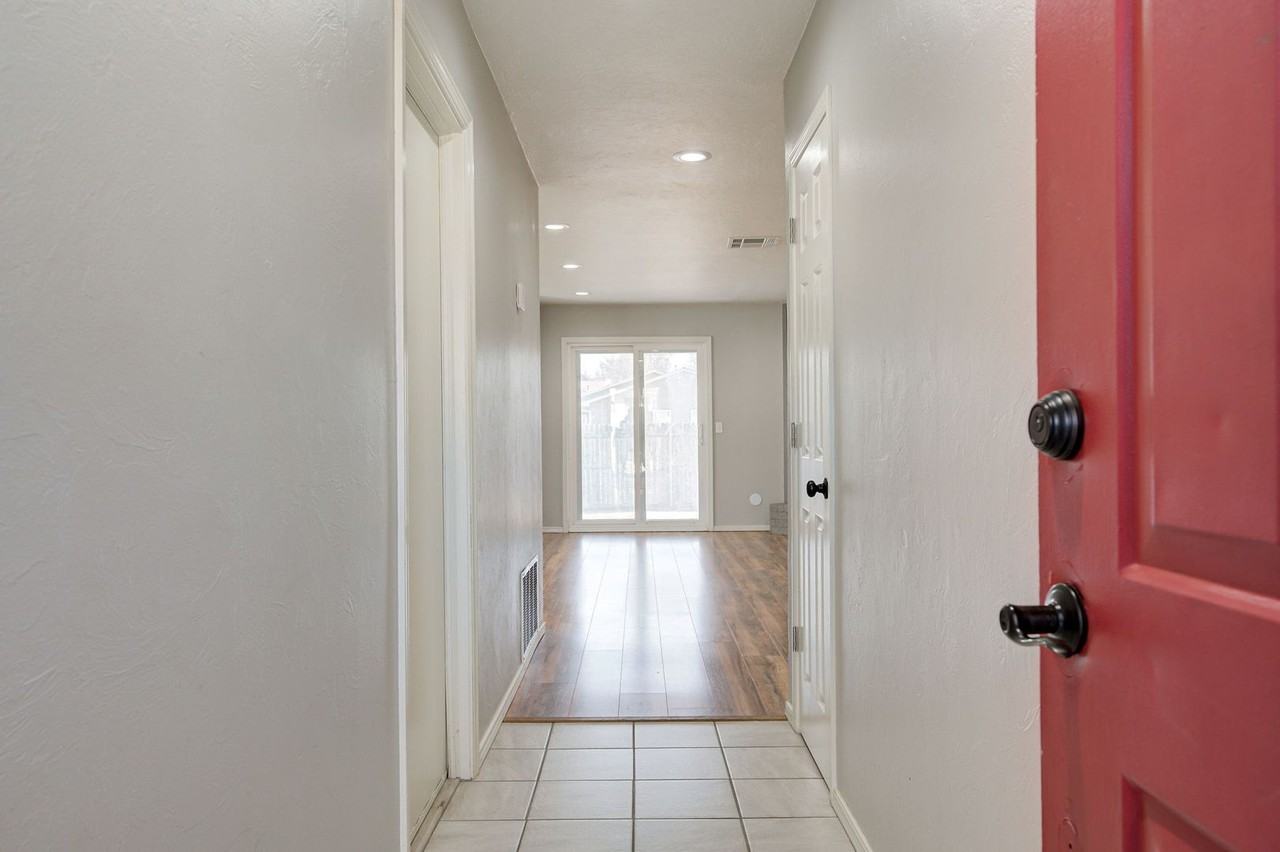 429 Belmont Dr - Photo 5 of 36