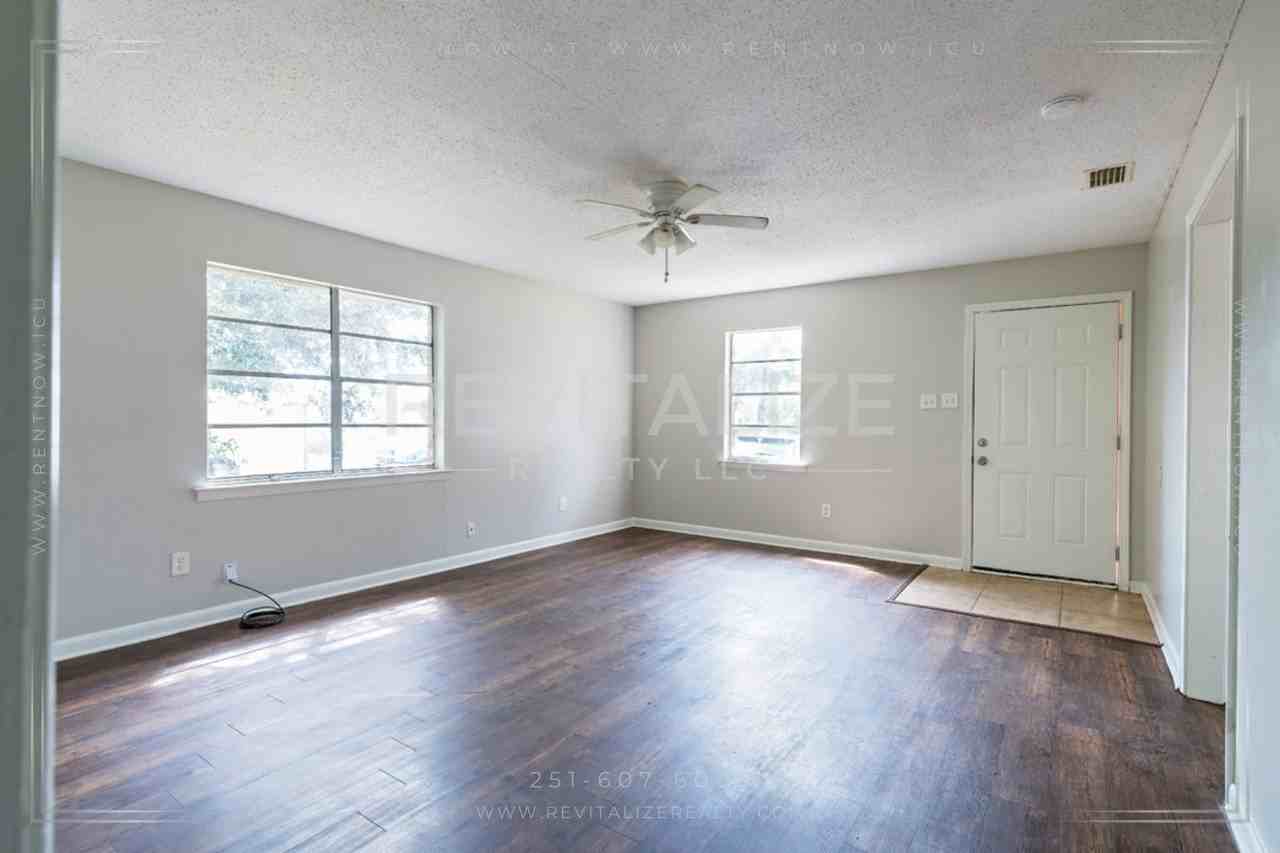 956 Montgomery St - Photo 3 of 26