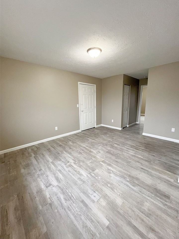 740 Bobtail Ct - Photo 2 of 8