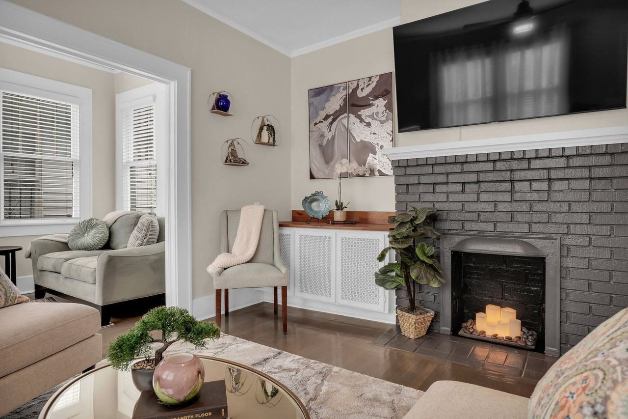 403 E 50th St - Photo 3 of 32