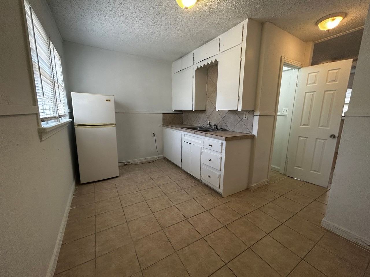 2304 Avenue U - Photo 2 of 8