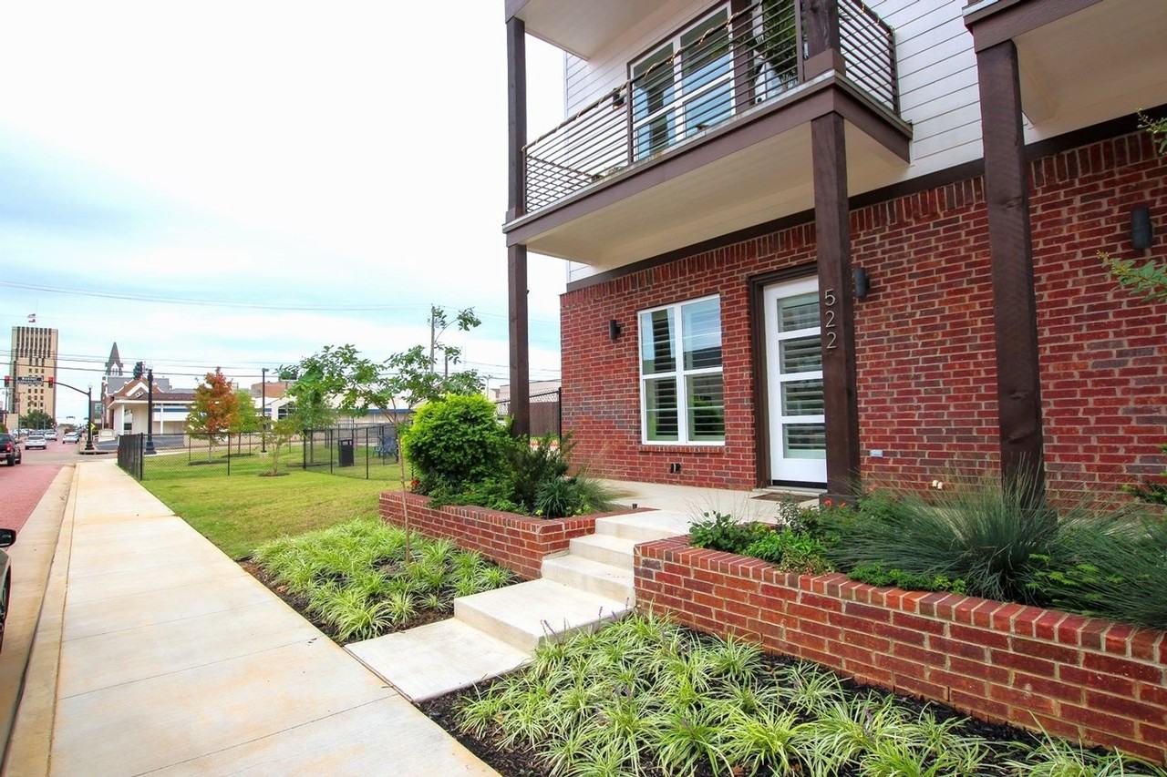 522 W Erwin St - Photo 3 of 33