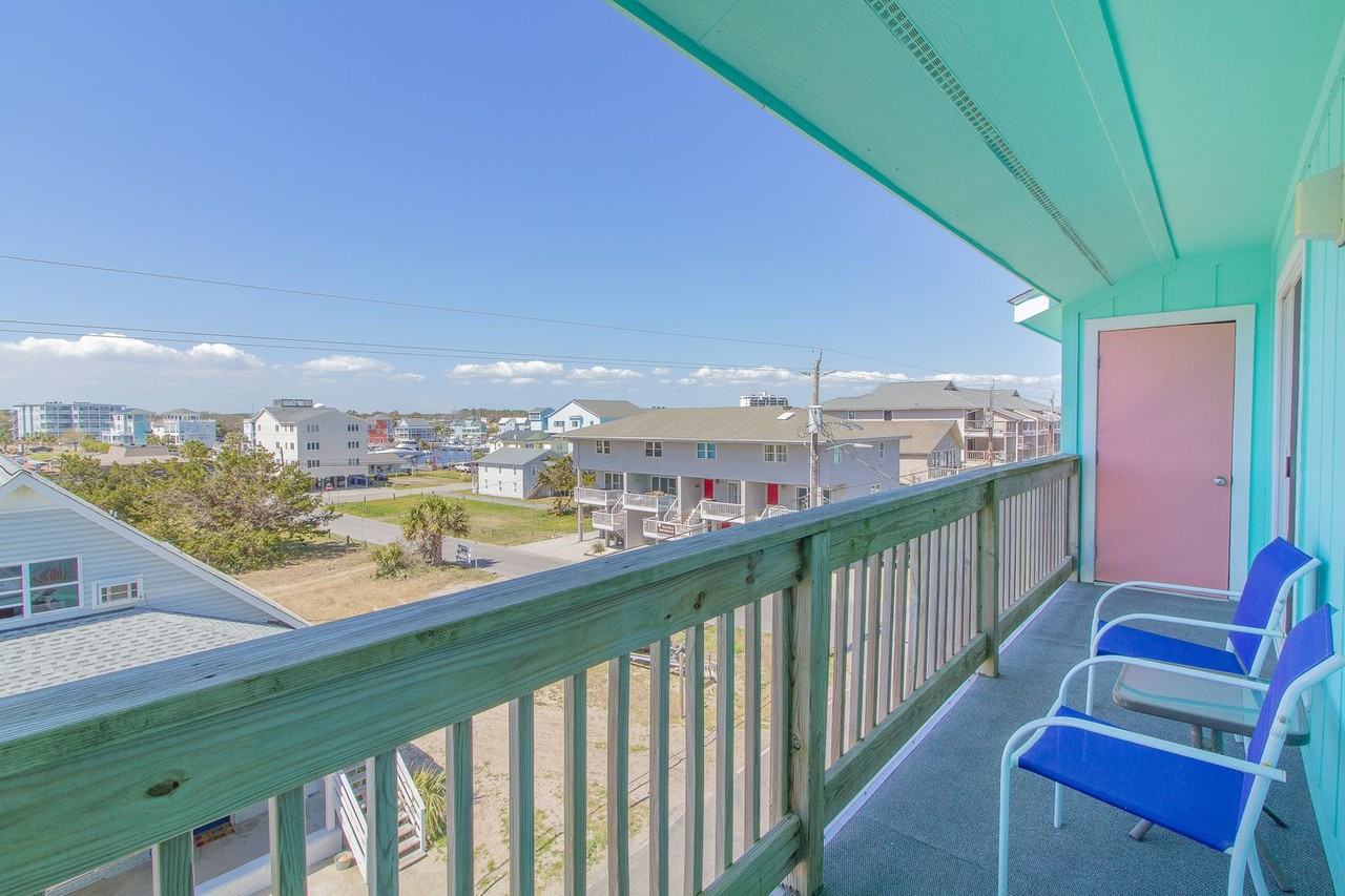 418 Carolina Beach Ave N - Photo 5 of 24