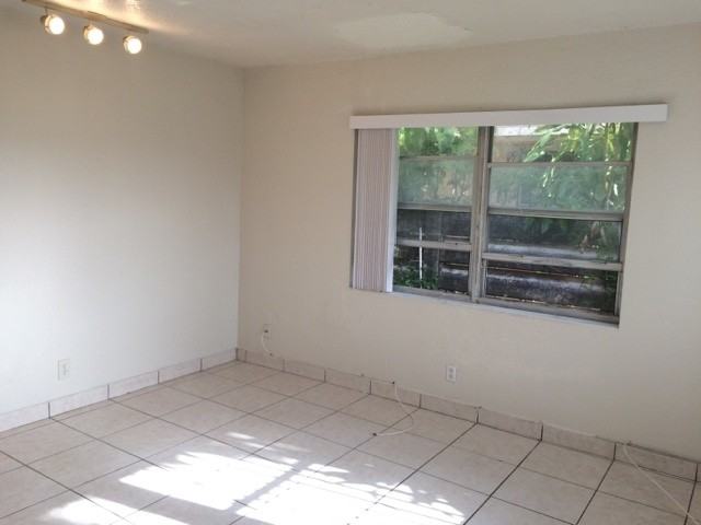 1537 Nw 8th Ave - Photo 3 of 16