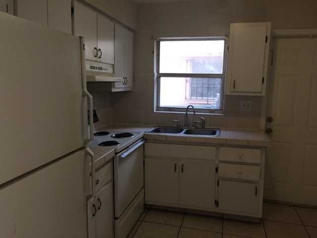 1537 Nw 8th Ave - Photo 5 of 16