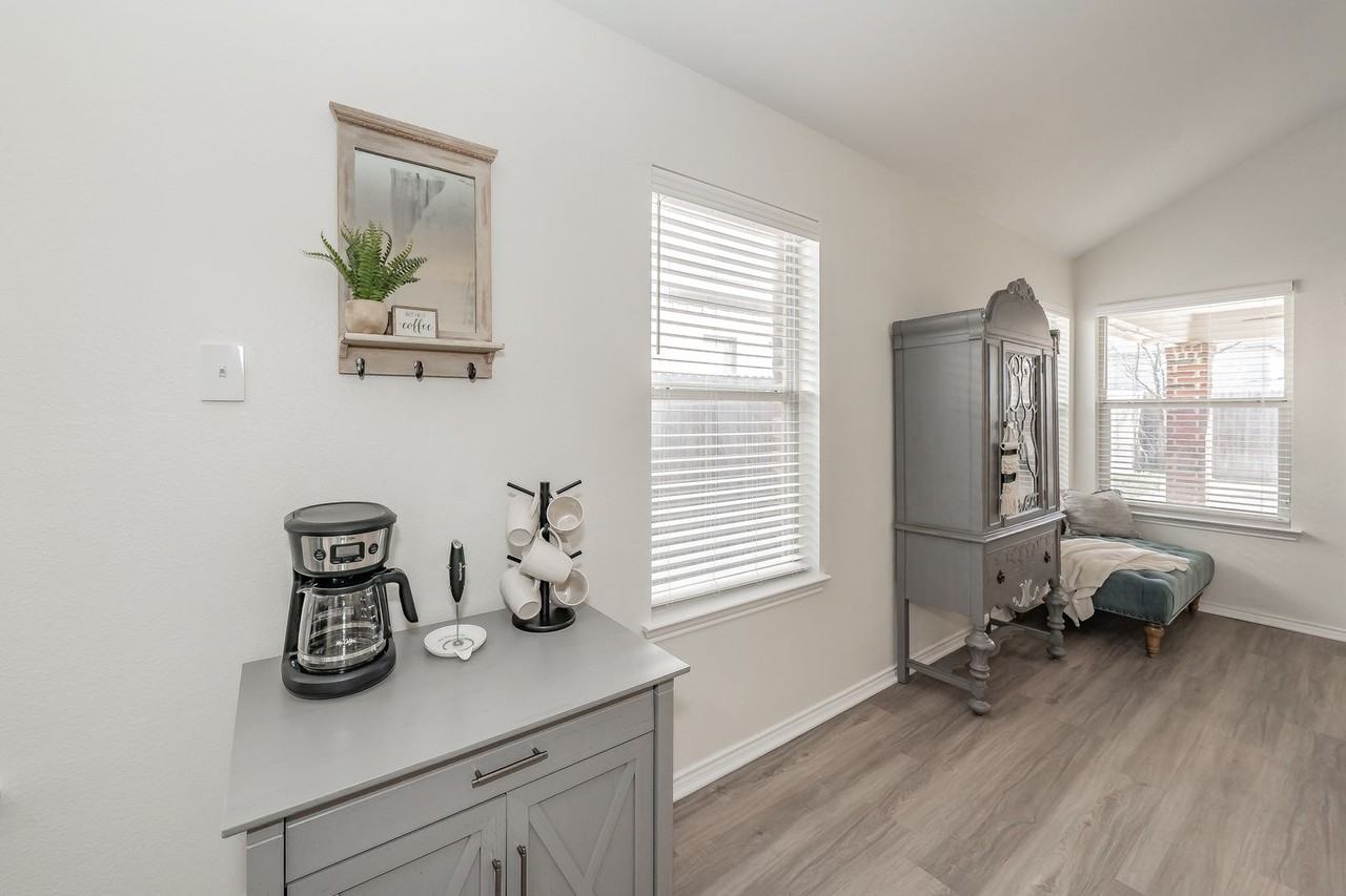 9040 Weller Lane - Photo 7 of 49