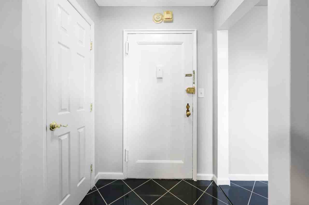2339 Hudson Ter - Photo 5 of 14