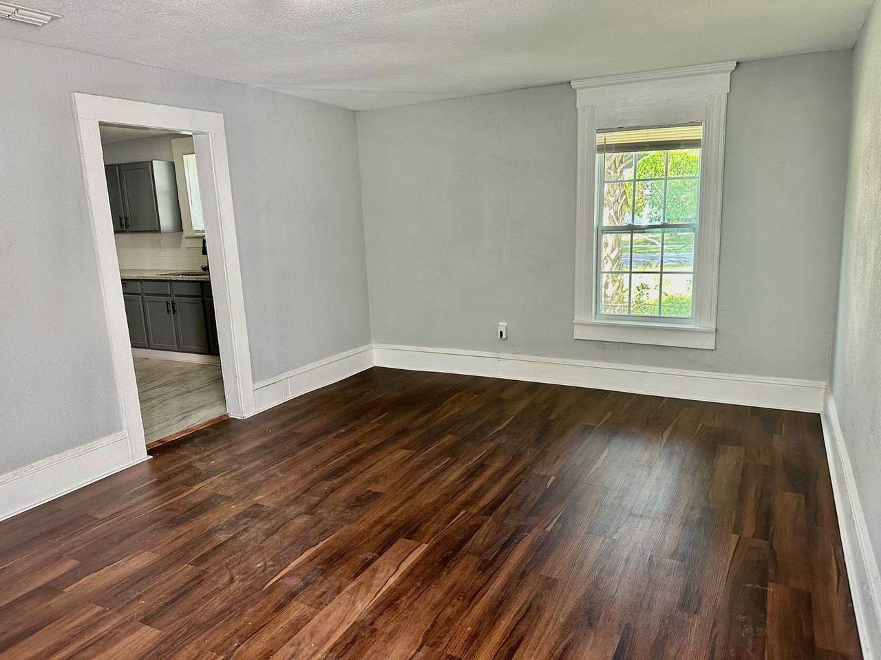 1010 E 13th St - Photo 5 of 24