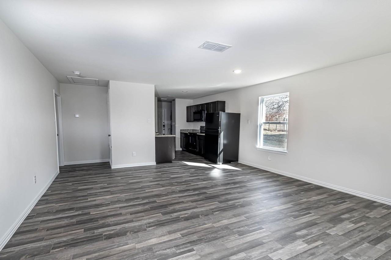 701 E Hanna St - Photo 2 of 10