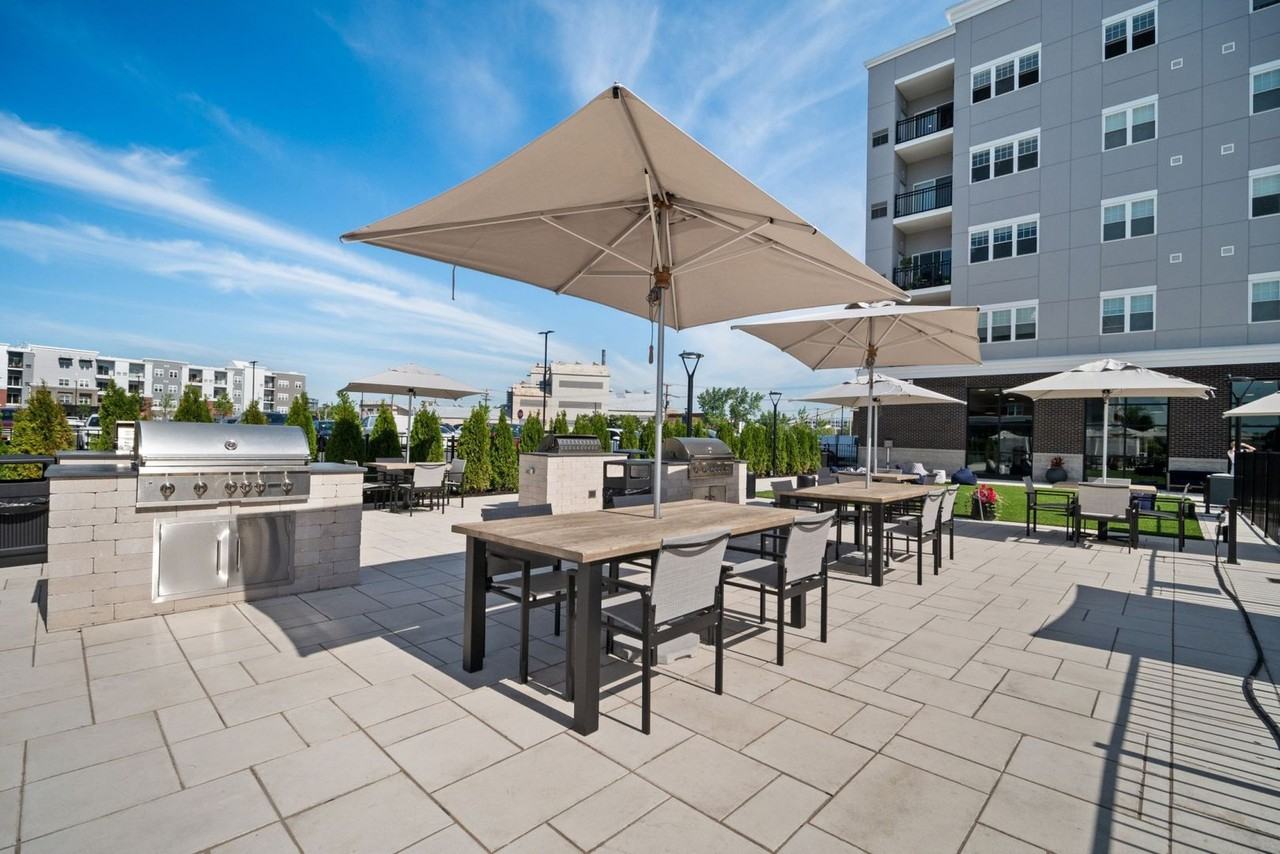 999 Main St - Photo 2 of 34