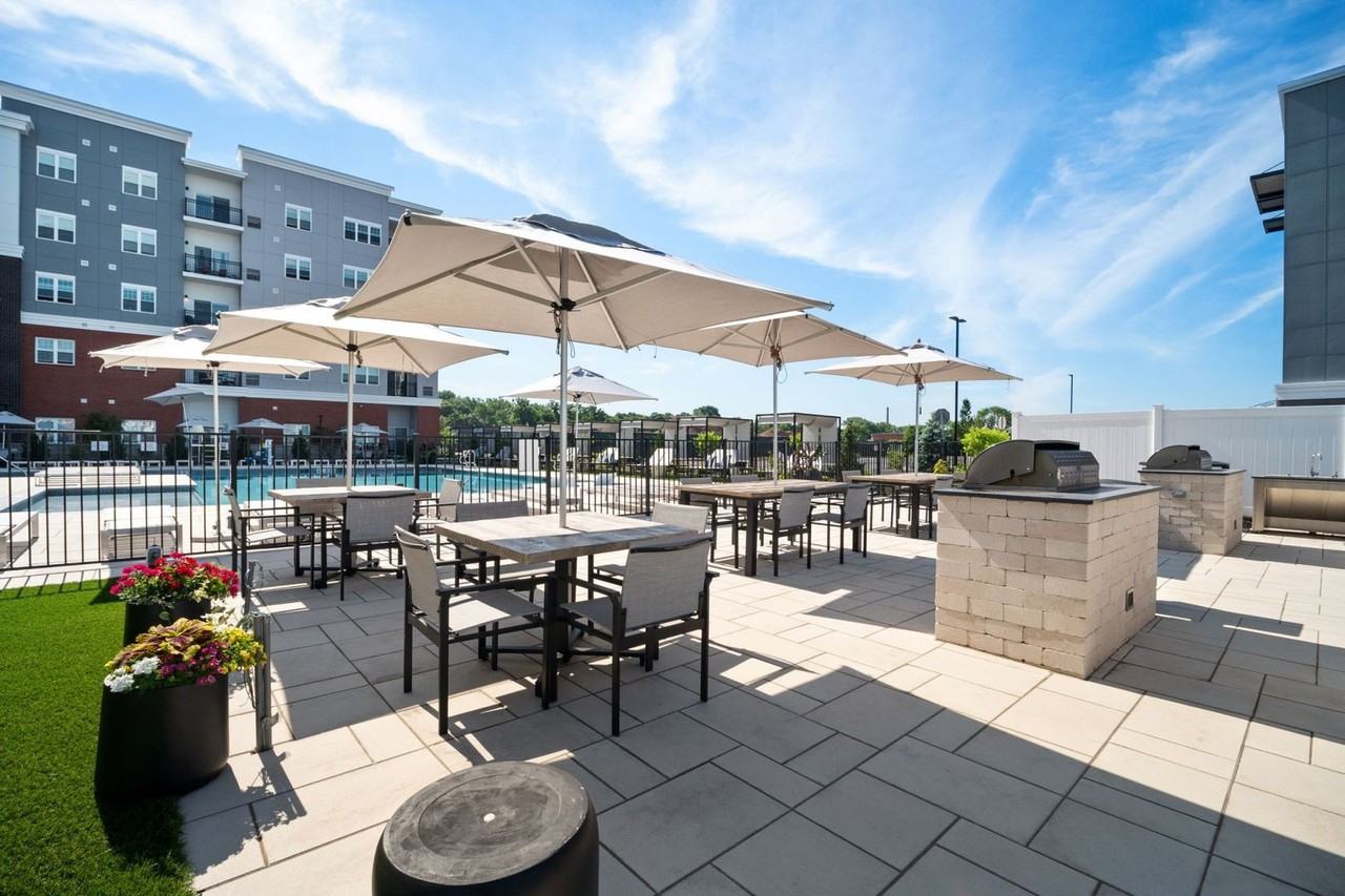 999 Main St - Photo 3 of 34